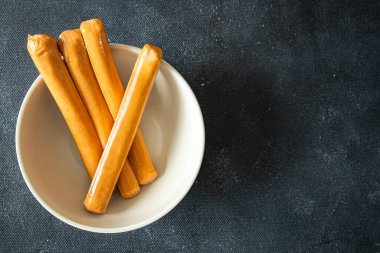 Tavuklu tavuk eti, hindili atıştırmalık, fotokopi masasında, arka plandaki uzay yemeği kırsalında. en üstteki görünüm 