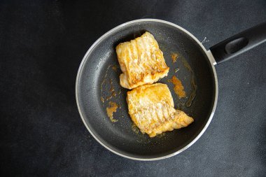 Morina balığı taze deniz ürünleri sağlıklı yiyecek diyeti masanın üzerinde fotokopi uzayı arka planda kırsal manzaralı vejetaryen diyeti