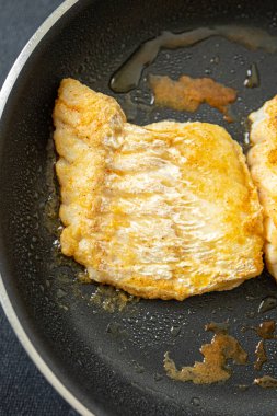 Morina balığı taze deniz ürünleri sağlıklı yiyecek diyeti masanın üzerinde fotokopi uzayı arka planda kırsal manzaralı vejetaryen diyeti