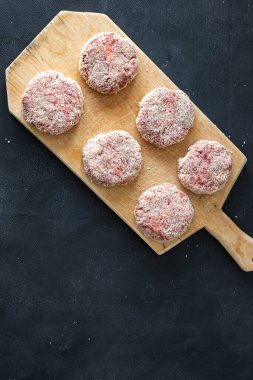 Çiğ pirzola taze pirzola masada sağlıklı yemek atıştırmalığı fotokopi uzayı arka plan kırsal