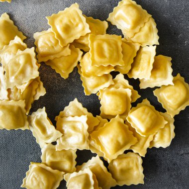 makarna ravioli yemeği taze yemek aperatifi masanın üzerinde fotokopi uzay yiyecek arka plan kırsal üst görünüm
