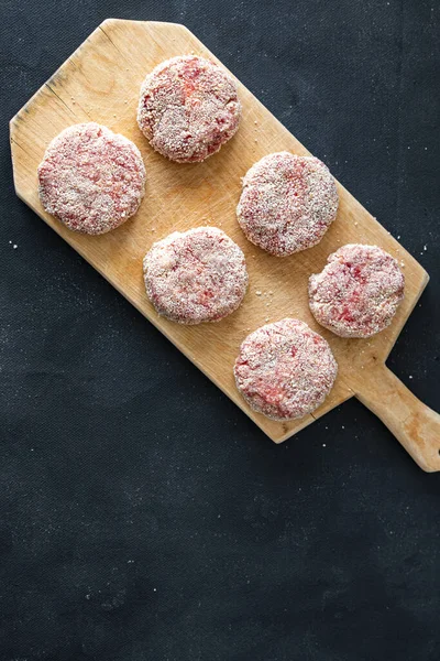 Çiğ pirzola taze pirzola masada sağlıklı yemek atıştırmalığı fotokopi uzayı arka plan kırsal