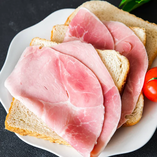 Sandviç jambonlu domuz eti sosisli fast food aperatifi masa üzerinde fotokopi alanı arka plan kırsal