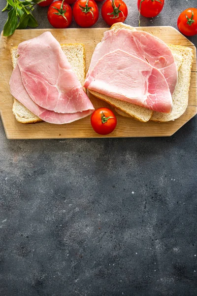 Sandviç jambonlu domuz eti sosisli fast food aperatifi masa üzerinde fotokopi alanı arka plan kırsal