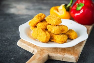 Tavuklu nugget. Kızarmış tavuk eti. Masada taze yemek.
