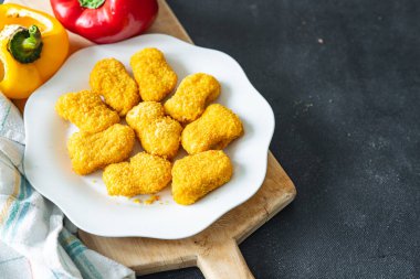 Tavuklu nugget. Kızarmış tavuk eti. Masada taze yemek.