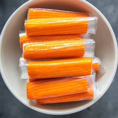 Yengeç, masaya taze deniz ürünleri tıkınır. Fotokopi çekilir. Arka plan, arka plan, kırsal görüş, peskataryan diyeti.