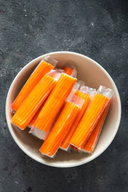 Yengeç, masaya taze deniz ürünleri tıkınır. Fotokopi çekilir. Arka plan, arka plan, kırsal görüş, peskataryan diyeti.