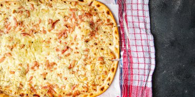 Flammkuchen pastırması, soğan, ekşi krema lezzetli hamur işleri lezzetli turta sağlıklı yemek atıştırmalığı diyeti masa başı yemek arka plan kırsal görüşünde 