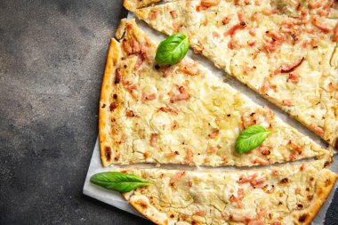 Flammkuchen pastırması, soğan, ekşi krema lezzetli hamur işleri lezzetli turta sağlıklı yemek atıştırmalığı diyeti masa başı yemek arka plan kırsal görüşünde 