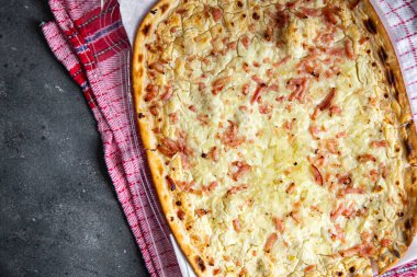 Flammkuchen pastırması, soğan, ekşi krema lezzetli hamur işleri lezzetli turta sağlıklı yemek atıştırmalığı diyeti masa başı yemek arka plan kırsal görüşünde 