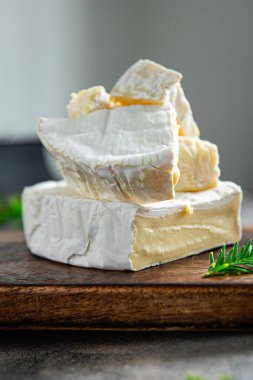 Camembert peyniri ve brie peyniri taze sağlıklı yemek atıştırmalığı diyeti fotokopi masasında yer alan yiyecek arka plan kırsal manzarası