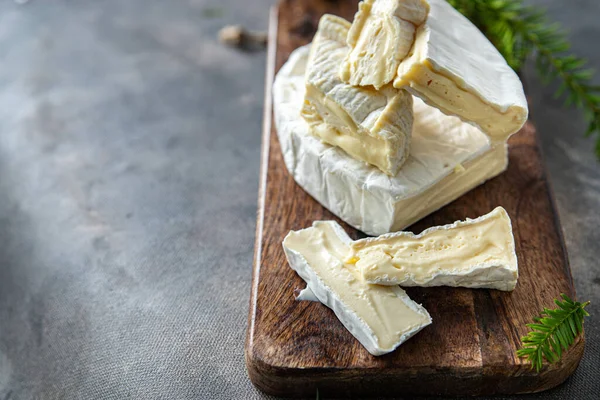Camembert peyniri ve brie peyniri taze sağlıklı yemek atıştırmalığı diyeti fotokopi masasında yer alan yiyecek arka plan kırsal manzarası