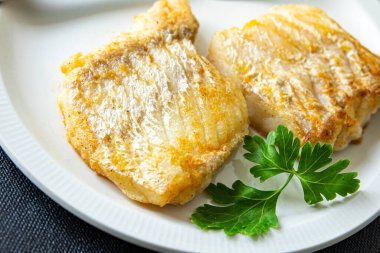 Morina balığı taze deniz mahsulleri ikinci tabak yemek atıştırmalığı fotokopi masasında arka plandaki uzay yiyecekleri kırsal manzarası 