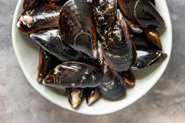 Taze midye kabuklu deniz ürünleri yemek atıştırmalıkları masanın üzerinde fotokopi alanı arka plan yiyecek kırsal üst görünüm  