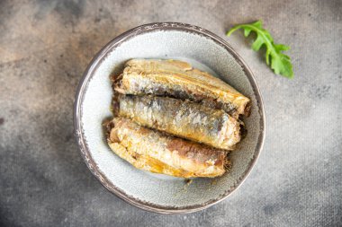 sardalya konservesi, balık konservesi, sağlıklı yiyecek, abur cubur, fotokopi masası arka planı, kırsal manzaralı vejetaryen diyeti.