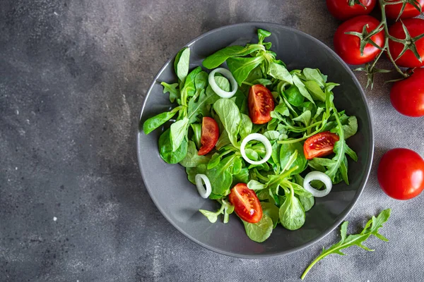 Ensalada Verduras Tomate Cebolla Mezcla Lechuga Mache Verde Comida Sana —  Fotos de Stock