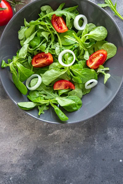 Salada Legumes Tomate Cebola Mistura Alface Mache Verde Fresco Refeição — Fotografia de Stock