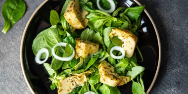 Enginar salatası yeşil marul yaprakları taze sağlıklı yemek atıştırmalığı diyetini masanın üzerinde fotokopi uzayı arka planı kırsal üst görünüm keto ya da paleo diyet vejetaryen ya da vejetaryen