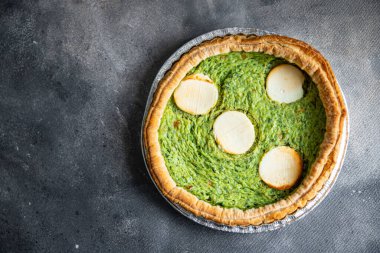 lezzetli turta ıspanağı ve keçi peyniri taze sağlıklı yemek atıştırmalığı diyeti masada fotokopi uzayı arka plan kırsal manzarası