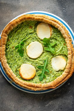 lezzetli turta ıspanağı ve keçi peyniri taze sağlıklı yemek atıştırmalığı diyeti masada fotokopi uzayı arka plan kırsal manzarası