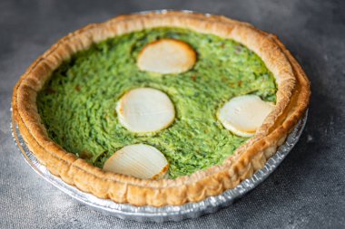 lezzetli turta ıspanağı ve keçi peyniri taze sağlıklı yemek atıştırmalığı diyeti masada fotokopi uzayı arka plan kırsal manzarası