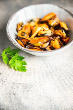 Midyeler deniz ürünleri yemeye hazır taze sağlıklı yemek atıştırmalıkları diyeti masanın üzerinde fotokopi uzayı arka plan kırsal manzarası