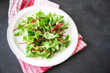 Salata pancarı yeşil yapraklar pancar kökü, mache yaprakları, tereler taze sağlıklı yiyecek diyeti masanın arka planında yer alan uzay yiyeceklerinin fotokopisi.