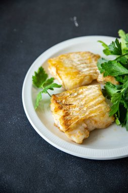 Kızarmış morina balığı taze deniz ürünleri. Masada atıştırmalıklar. Fotokopi alanı arka plan kırsal. 