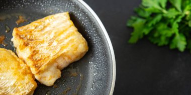 Kızarmış morina balığı taze deniz ürünleri. Masada atıştırmalıklar. Fotokopi alanı arka plan kırsal. 