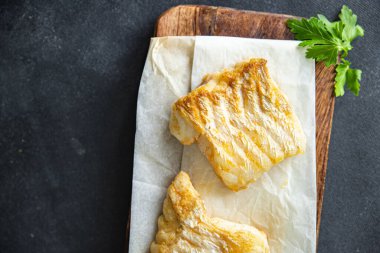 Kızarmış morina balığı taze deniz ürünleri. Masada atıştırmalıklar. Fotokopi alanı arka plan kırsal. 