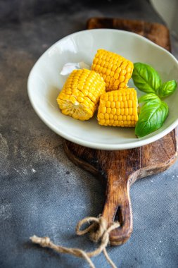 Haşlanmış mısır mutfağı taze sağlıklı yemek abur cubur diyeti masa fotokopisi uzay yiyecek arka plan kırsal üst görüş keto veya paleo diyet vejetaryen veya vejetaryen