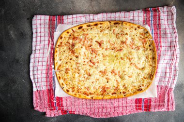 Lezzetli turta Flammkuchen pastırması, soğan, ekşi krema lezzetli hamur işleri masa üzerinde taze yemek atıştırmalığı. 