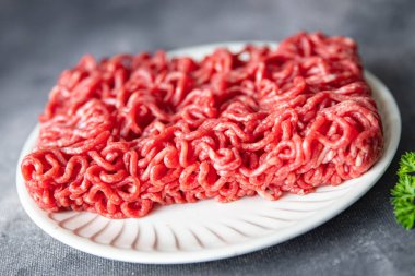 Çiğ kıyma, sığır eti, kuzu eti taze sağlıklı yemek abur cubur diyeti masa üzerinde fotokopi uzay yemeği arka plan kırsal üst görünüm