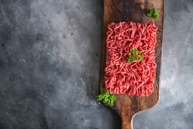 Çiğ kıyma, sığır eti, kuzu eti taze sağlıklı yemek abur cubur diyeti masa üzerinde fotokopi uzay yemeği arka plan kırsal üst görünüm