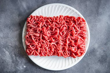 Çiğ kıyma, sığır eti, kuzu eti taze sağlıklı yemek abur cubur diyeti masa üzerinde fotokopi uzay yemeği arka plan kırsal üst görünüm