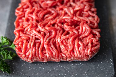 Çiğ kıyma, sığır eti, kuzu eti taze sağlıklı yemek abur cubur diyeti masa üzerinde fotokopi uzay yemeği arka plan kırsal üst görünüm