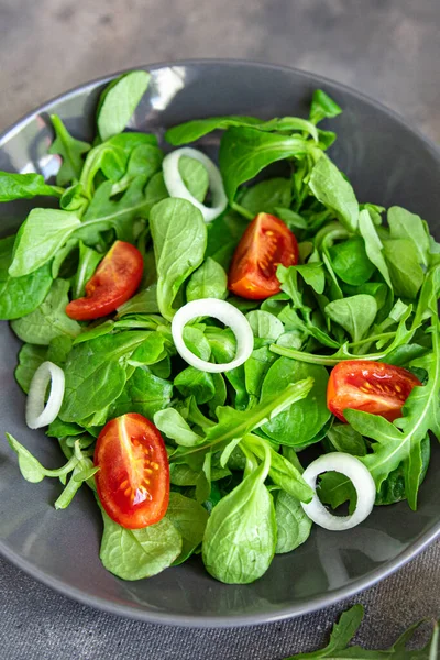 Salada Verde Tomate Vegetal Cebola Mistura Alface Mache Verde Fresco — Fotografia de Stock