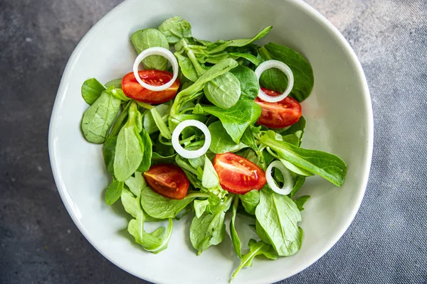 Salada Verde Tomate Vegetal Cebola Mistura Alface Mache Verde Fresco — Fotografia de Stock