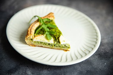 yeşil lezzetli ıspanaklı tart peyniri taze sağlıklı yemek abur cuburu fotokopi masasında