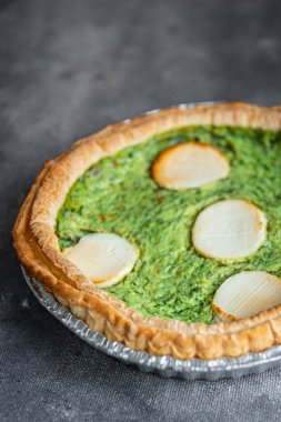 yeşil lezzetli ıspanaklı tart peyniri taze sağlıklı yemek abur cuburu fotokopi masasında