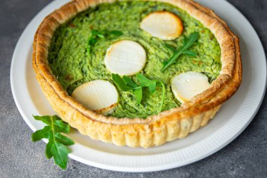 yeşil lezzetli ıspanaklı tart peyniri taze sağlıklı yemek abur cuburu fotokopi masasında