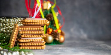 Yılbaşı kurabiyeleri tatlı tatlı tatlı ev tatili atmosfer yemek atıştırmalıkları masanın üzerinde fotokopi uzayı arka plan kırsal manzarası