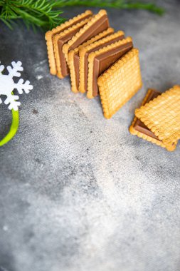 Yılbaşı kurabiyeleri tatlı tatlı tatlı ev tatili atmosfer yemek atıştırmalıkları masanın üzerinde fotokopi uzayı arka plan kırsal manzarası