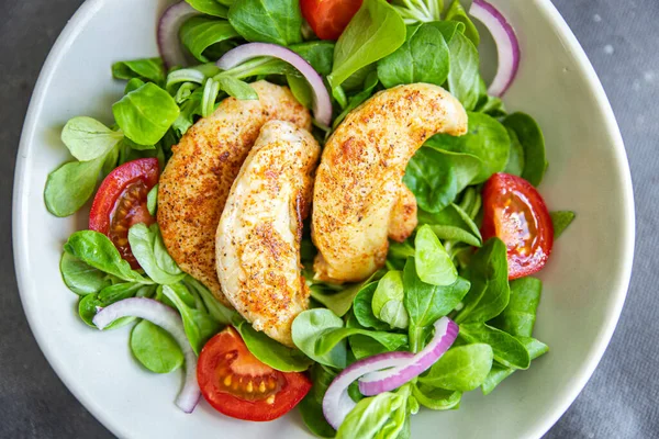 Ensalada Verduras Pollo Frito Hojas Lechuga Verde Cocina Comida Fresca —  Fotos de Stock