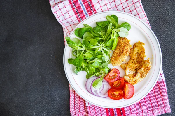 Σαλάτα Λαχανικά Τηγανητό Κοτόπουλο Πράσινο Μαρούλι Αφήνει Κουζίνα Φρέσκο Υγιεινό — Φωτογραφία Αρχείου
