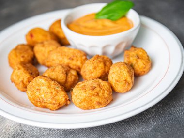 Balık köfteleri, kızarmış deniz ürünleri, taze sağlıklı yemek, abur cubur diyeti, fotokopi masasında.