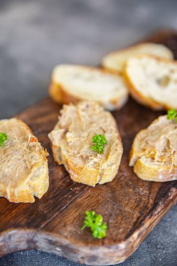 Piliç eti, ördek, tavuk eti, kümes hayvanı, kümes hayvanı taze sağlıklı yemek atıştırmalıkları fotokopi masasında. Arka plan kırsal yemek manzarası.