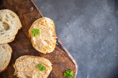 Piliç eti, ördek, tavuk eti, kümes hayvanı, kümes hayvanı taze sağlıklı yemek atıştırmalıkları fotokopi masasında. Arka plan kırsal yemek manzarası.