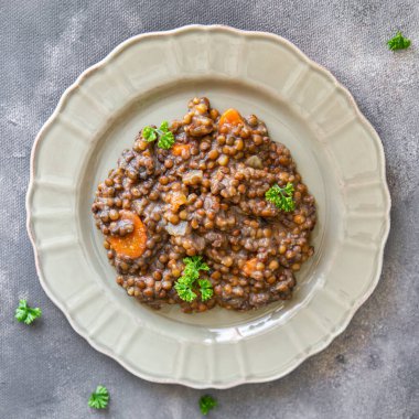 Sebzeli mercimek masada taze sağlıklı yemek atıştırmalık diyet fotokopi uzay yiyecek arka plan kırsal üst görüş keto veya paleo diyet vejetaryen veya vejetaryen yemeği et yok.